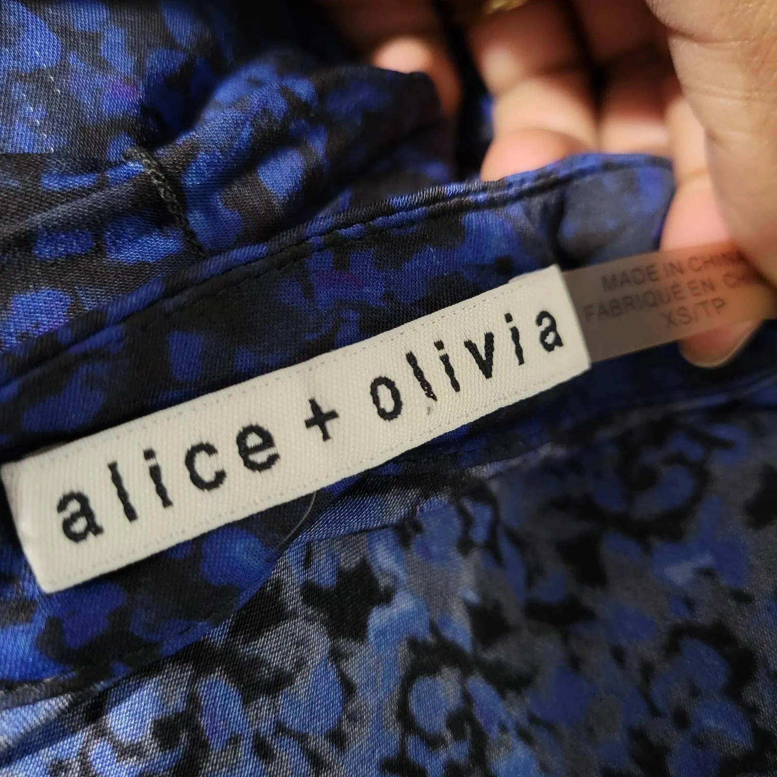 Alice   Olivia Tie Neck Blouse Pussybow Shirt Dark Blue Print Satin Top Size XS